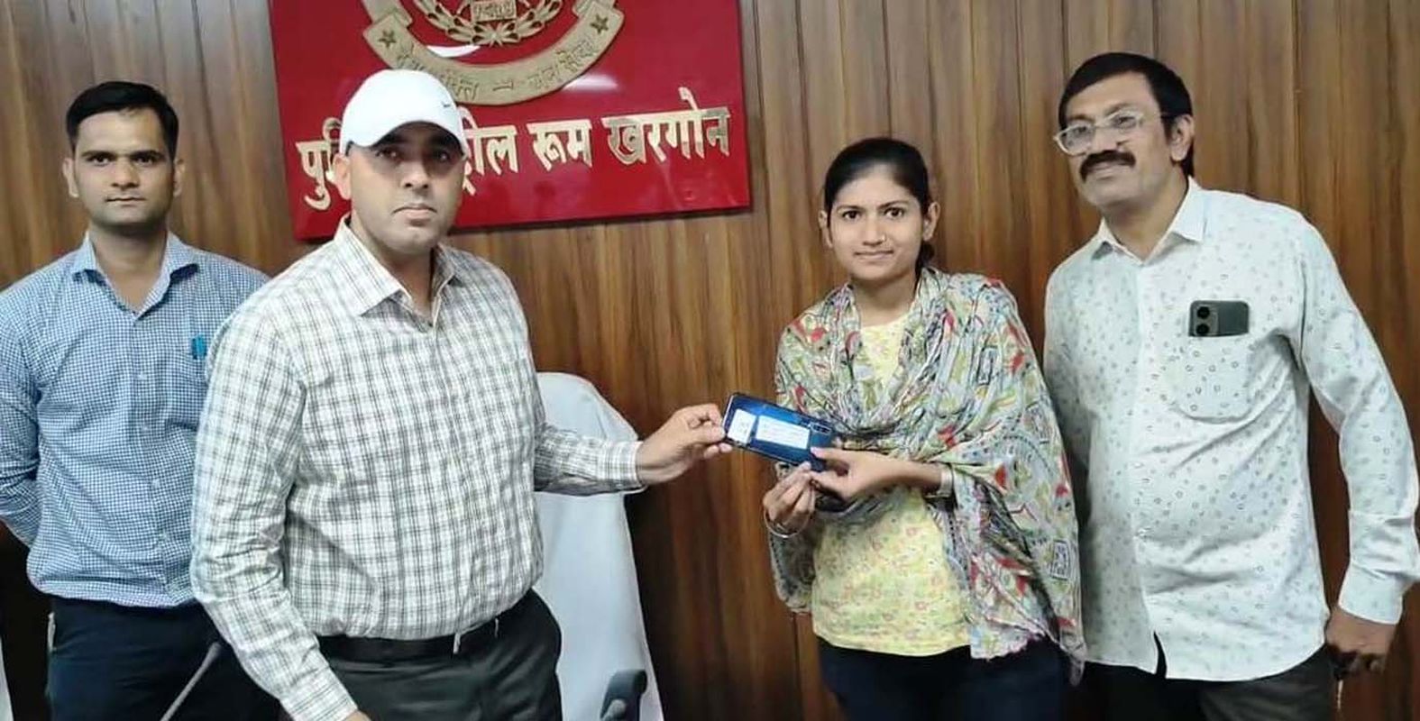 महीनों पहले गुम हुए मोबाइल लोगों को मिले तो चेहरों पर आई मुस्कान